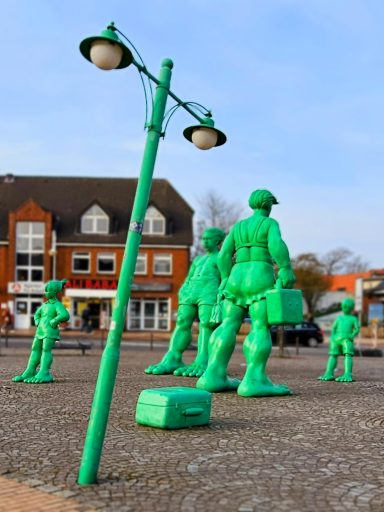 Alltagsmenschen - Skulptur am Bahnhof Westerland (Sylt)
