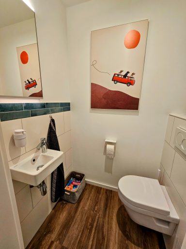 "Abenteuer-Club" an der Wand